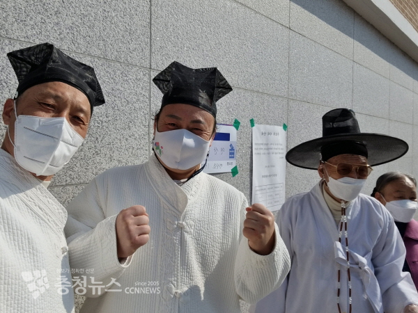 논산 양지서당 훈장들과 가족들이 투표를 마치고 인증사진을 남기고 있다 / 사진-유정욱 훈장님 제공