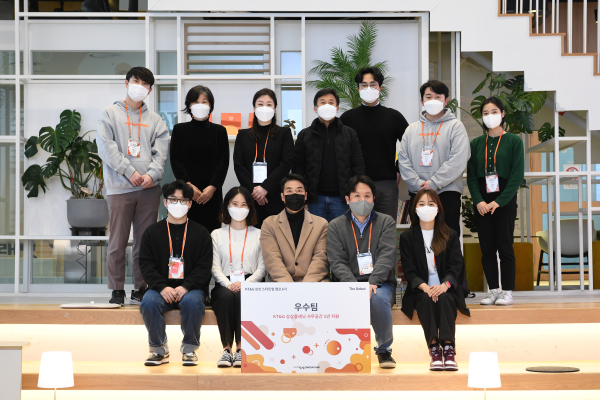 지난 8일 서울 성수동 ‘KT&G 상상플래닛’에서 진행된 ‘더 데뷔’ 우수팀으로 선발된 5개 팀 단체사진