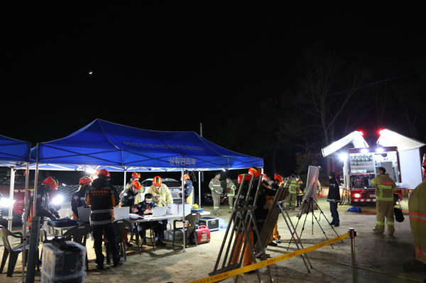 산불 발생 현장지휘소 설치 운영 장면