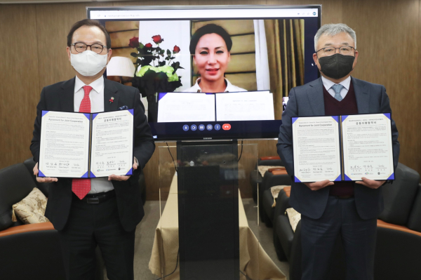 지난달 14일 박상돈 천안시장과 문상인 충남북부상공회의소 회장, 김민선 미주한인이민사박물관장이 공동이행협약을 체결하고 기념사진을 촬영하고 있다