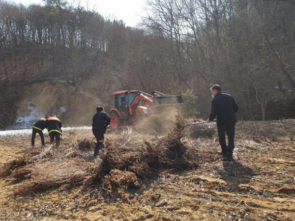 불법소각 방지 위한 영농부산물 파쇄 지원 장면