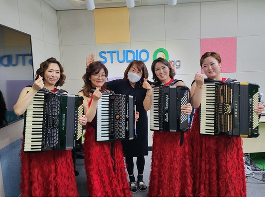 스튜디오egg를 방문한 앙상블팀이 홍보영상을 제작하고 있다