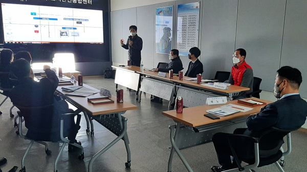 박노수 자치행정국장이 지난 10일 서산시도시안전통합센터에서 열린 생활밀착형 도시재생 스마트기술 지원사업 중간보고회를 주재하는 모습