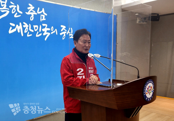 김동완 국민의힘 충남도지사 예비후보가 11일 도청프레스센터에서 기자회견을 하고 있다./이성엽 기자