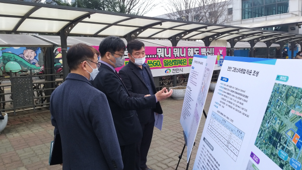 신동헌 천안시 부시장이 도시재생사업 현장을 방문해 진행상황을 점검하고 있다.