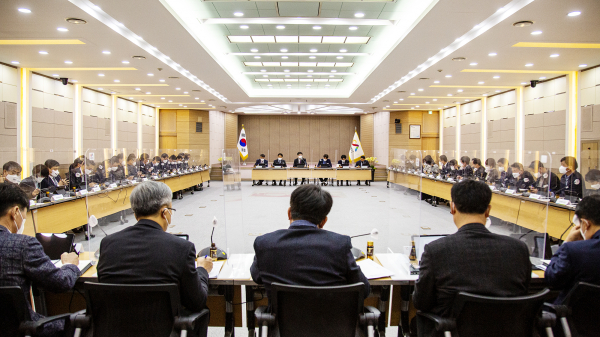 맹정호 서산시장이 14일 시청 대회의실에서 열린 확대간부회의를 주재하는 모습