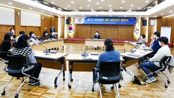 맹정호 서산시장이 14일 시청 중회의실에서 제3기 서산여행 SNS 서포터즈와 기념촬영하는 모습