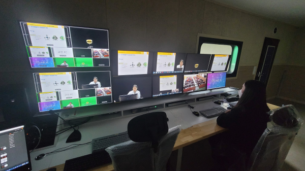 을지대학교 의정부캠퍼스와 대전캠퍼스의 연결 현장을 모니터링하는 텔레프레즌스 조정실