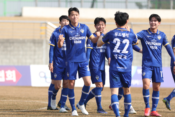 충남아산프로축구단 선수들