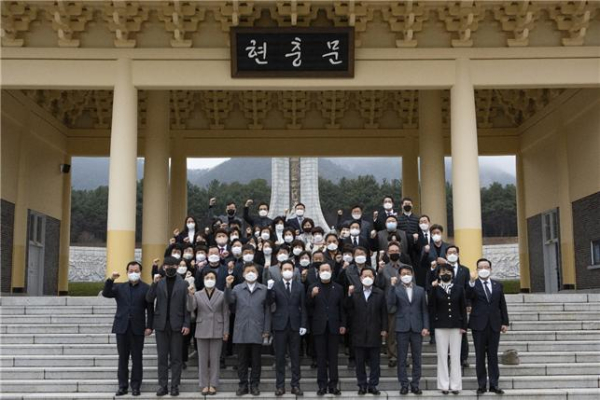 국민의힘 장동혁 대전 유성갑 당협위원장이 14일 대전시장 예비후보 등록을 마친 뒤 지지자들과 국립대전현충원을 찾아 각오를 다졌다.