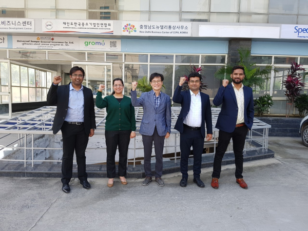 인도 뉴델리 해외통상사무소 직원들이 기념사진을 찍고 있다.(가운데 하승창 소장)