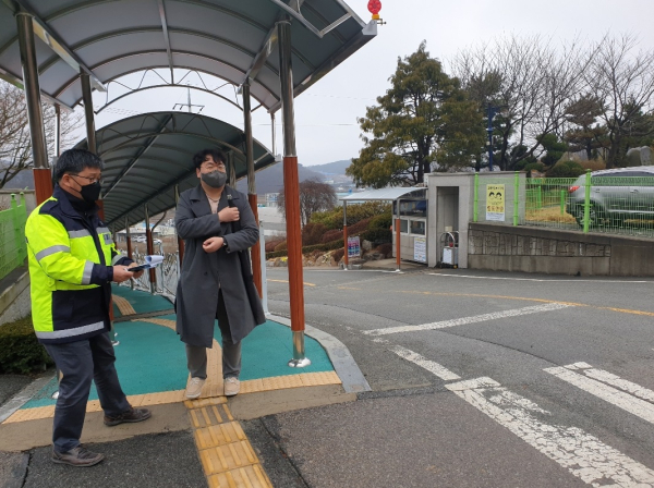 어린이 보호구역 일제 점검을 하는 모습