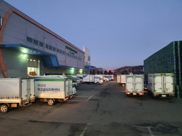 아산시학교급식지원센터 아침 배송 장면