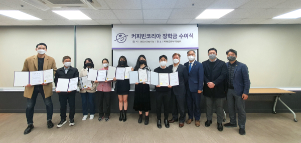 ㈜커피빈코리아 본사에서 진행된 장학증서 전달식에서 관계자들이 기념촬영을 하고 있다.(오른 쪽부터 백석문화대 최상철 산학협력단장, ㈜커피빈코리아 장영 이사, 백석문화대 나성식 학생처장, ㈜커피빈코리아 감종철 대표)