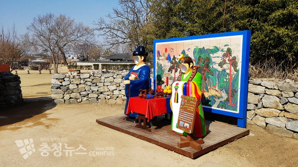서산 해미읍성 민속가옥 내 설치된 전통혼례 포토존 모습.