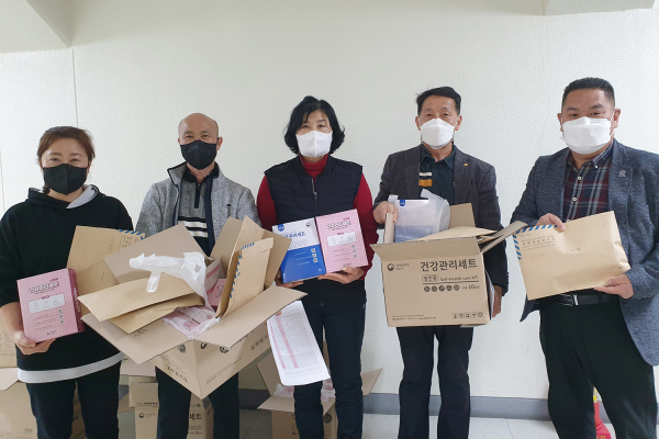 지난 16일 재택치료키트 배송에 나서는 모습(좌부터 최은하 우렁각시도배봉사단 회장, 임영수 동문1동자원봉사회 회장, 이경옥 서자협 회장, 한도현 볼룬팜사업단 단장, 신정국 청소년을사랑하는모임 회장)