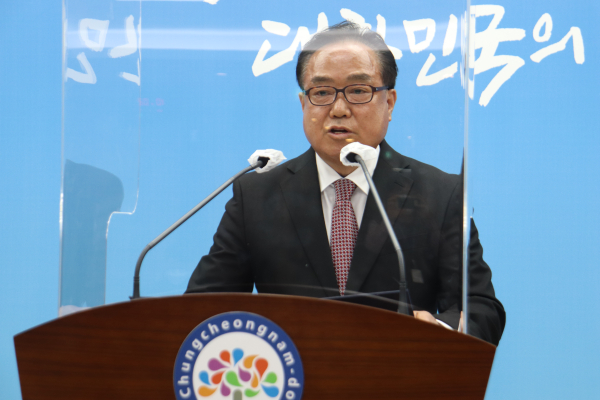 이병학 충남교육감 예비후보가 17일 도청 프레스센터에서 기자회견을 하고 있다./이성엽 기자