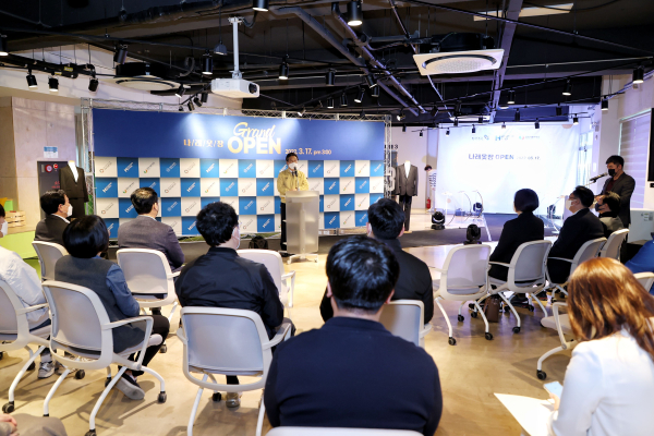 나래옷장 개소식 사진