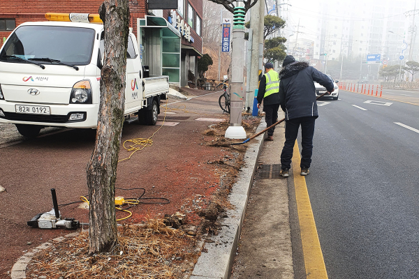 도로보수원이 15일 양우내안에 인근 도로의 토사를 정비하는 모습