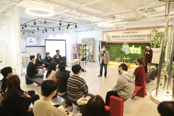 청년문화예술인들과 간담회를 진행하는 박상돈 천안시장