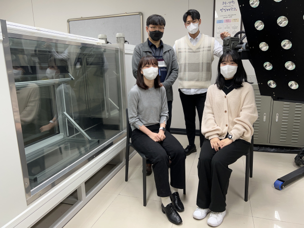 SCIE 국제학술지에 논문을 발표하고 있는 이행우 교수 연구팀       (뒤줄 좌측부터 이행우 교수, 이현민 학생. 앞줄 좌측부터 백송이, 한소원 학생)