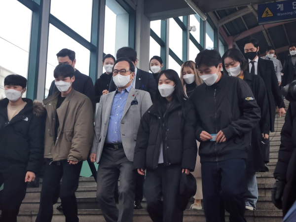 환승 시연을 위해 전철역으로 내려가는 박상돈 천안시장과 학생들