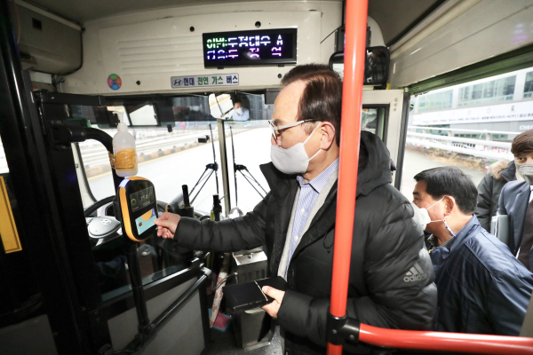 전철에서 버스로 환승하는 박상돈 천안시장
