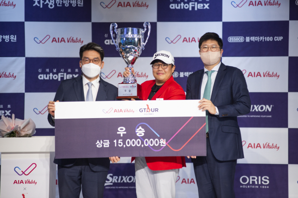 ‘2022 AIA 바이탈리티 GTOUR 남자대회 3차 결선 시상식에서 (왼쪽부터) 골프존 손장순 상무, 우승자 금동호, AIA 고학범 본부장이 기념 촬영을 하고 있다.
