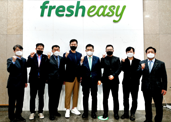 한국농수산식품유통공사 김춘진 사장(우측 4번째), 프레시지 홍주열 대표(좌측 4번째)