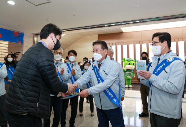 최홍묵 시장을 비롯한 직원들은 내포 신도시 관공서를 방문해 홍보활동을 전개했다.