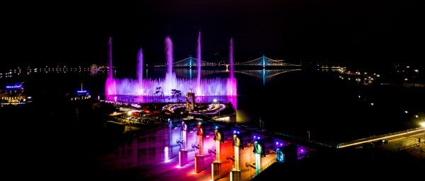 탑정호 야간 음악분수쇼 모습