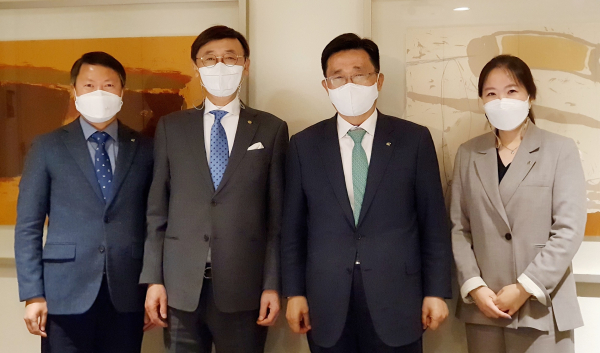 한국농수산식품유통공사 김춘진 사장(우측 2번째), 국제로타리 장세호 환경MGI 위원장(좌측 2번째)