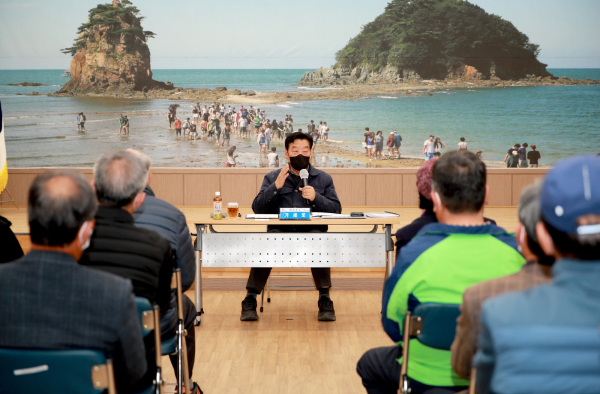 가세로 군수 지난 21일 진행된 ‘어르신과의 대화’ 모습 (안면읍)