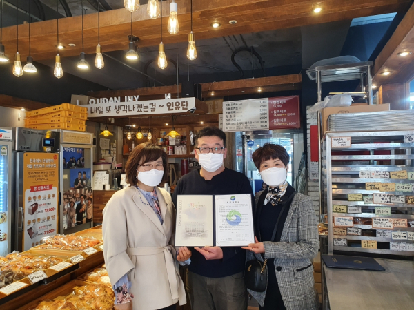 월평2동 지역사회보장협의체는 지난 21일 인유단베이커리(대표 김범식)와 관내취약 계층 후원을 위한 업무협약을 맺었다.