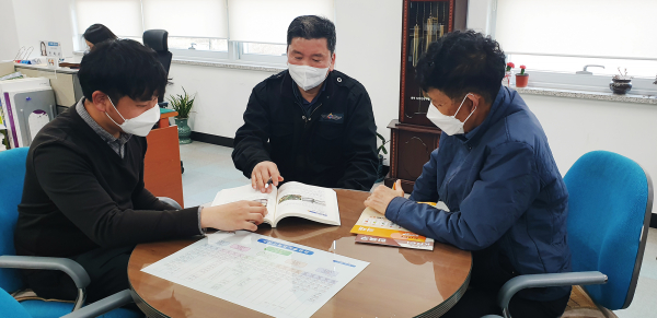 농촌지도사가 지난 22일 영농종합상황실에서 농업인과 영농상담하는 장면