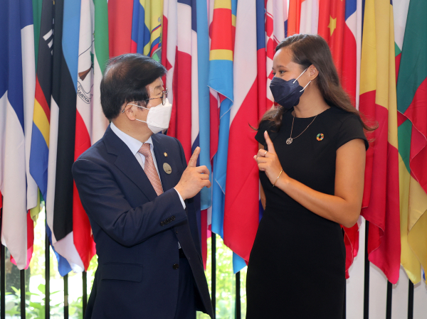 박 의장은 21일 발리의 청년 환경 운동가인 멜라티 위즌(21)과 만나 플라스틱 추방 운동 등 환경의 중요성에 관해 의견을 나누었다.