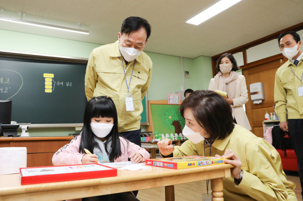 유은혜 부총리 겸 교육부장관과 설동호 교육감 대전원앙초등학교 초등돌봄교실 및 공간혁신사업 현장 방문 간담회 개최 모습