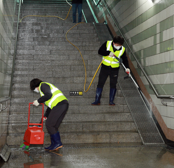 23일 관저 지하보도에서 실시한 새봄맞이 도로시설물 대청소 모습