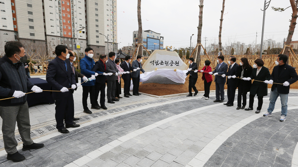 맹정호 서산시장이 23일 석림근린공원 준공비를 제막하는 모습