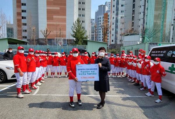 신흥초 지원금 전달 모습