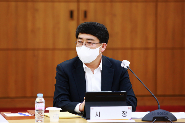 맹정호 서산시장이 24일 시청 중회의실에서 열린 ‘제20대 대통령 공약 점검 보고회’를 주재하는 모습