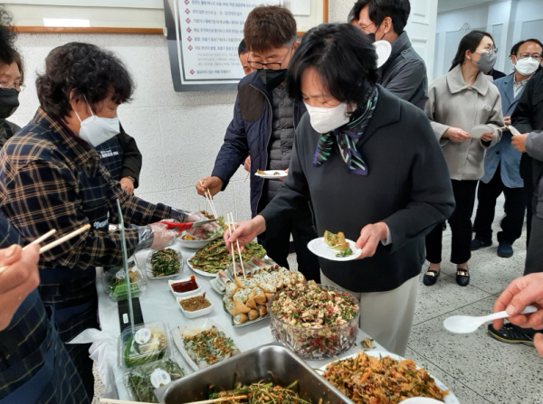 서산달래 요리경연대회 시식 모습