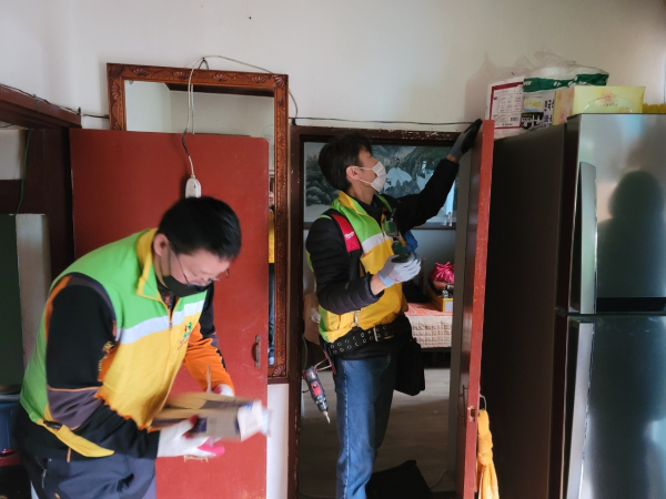 지난 26일 산성동 소재 전기화재 취약주택에서 펼친 수리 봉사활동 모습