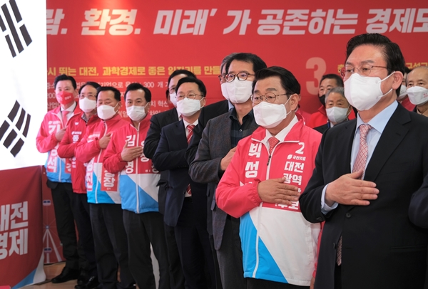 국민의힘 박성효 대전시장 예비후보(오른쪽 두번째)가 27일 서구 소재 선거사무소 개소식을 열었다.