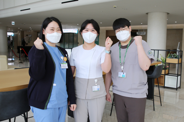 버스에서 쓰러진 70대 승객을 심폐소생술로 구한 건양대병원 의료진 (왼쪽부터 이한별 임상병리사, 길은지 임상병리사, 이원혁 간호사)