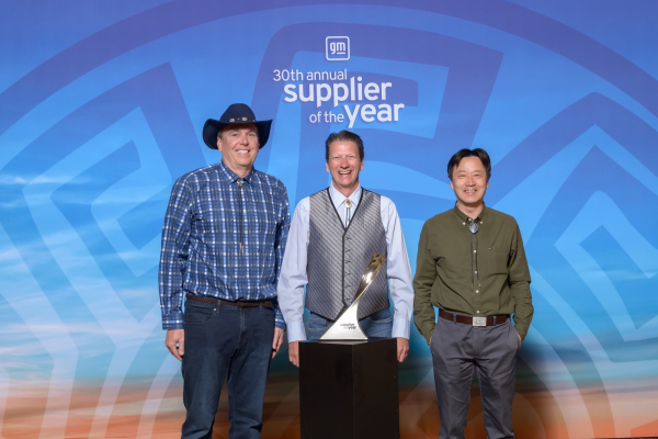 (왼쪽에서 첫 번째, 세 번째) 한국타이어앤테크놀로지㈜ G.OE혁신본부 미주 OE팀 에릭 쉴리(Eric SHIRLEY) 상무, 유희정 상무와 (가운데) GM 이그제큐티브 디렉터 톰 맥밀런(Tom McMillen)이 ‘2021 GM 올해의 우수 공급업체’ 시상식에서 기념촬영.