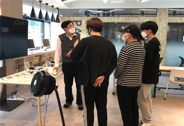 28일 메이커스페이스에서 3D프린터, 3D펜 등 장비사용 방법을 설명하고 있다_