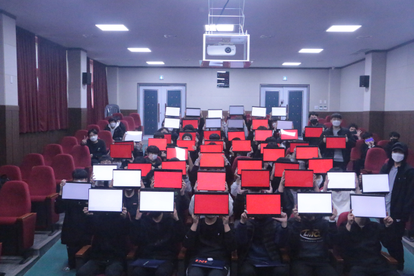 '노트북 전달식' 이후 퍼포먼스를 진행하는 신입생들