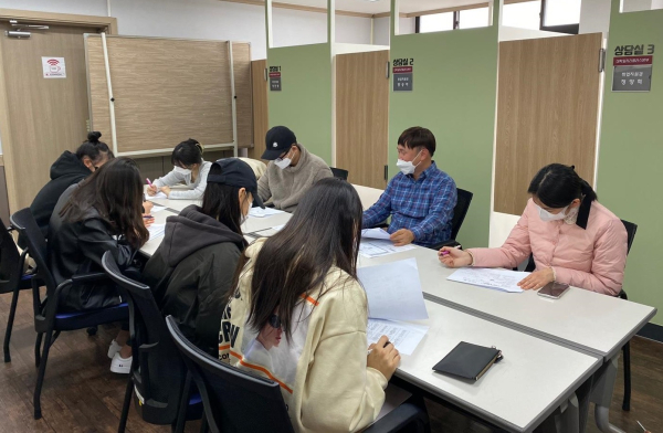 목원대 대학일자리플러스본부 상담실에서 취업지원관이 학생들에게 진로직업 관련 지도를 하고 있다.