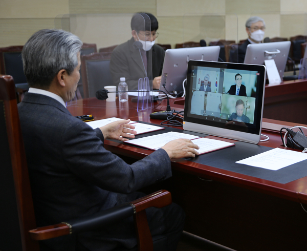 29일 오전 목원대 대학본부 4층 도익서홀에서 권혁대 총장 등이 화상회의 시스템으로 미국 헨리아펜젤러대 관계자들과 업무협약을 체결하고 있다.